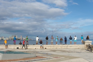 Pescadores en el malecón de La Habana